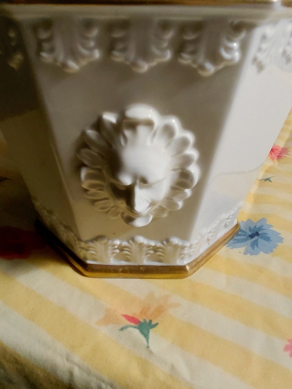 VISTA ALEGRE porcelin Cashepot Decorative Planter with Lion Relief and Gold Trim